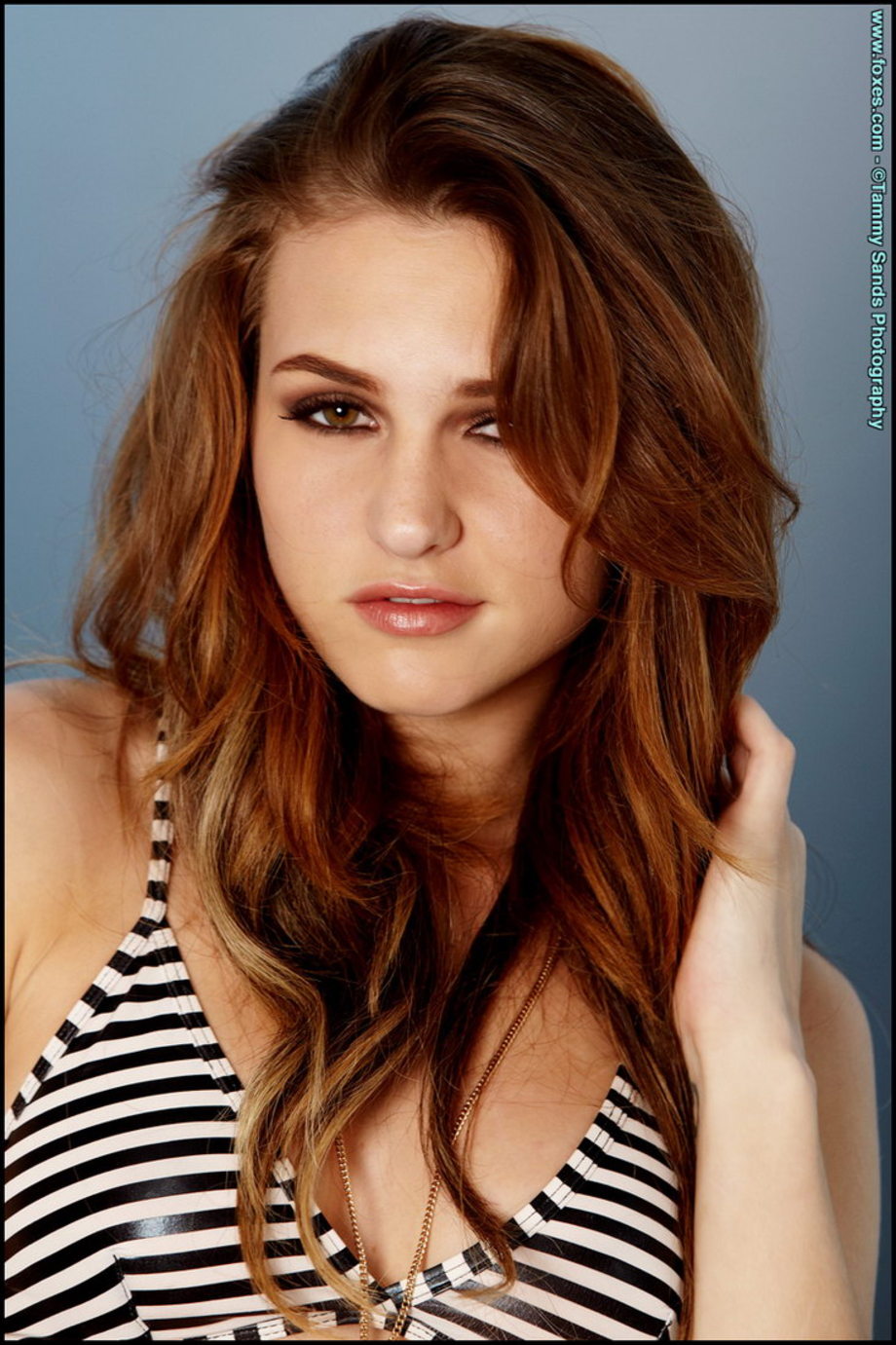 Redhead Inserts Dildo Anus Pussy 00