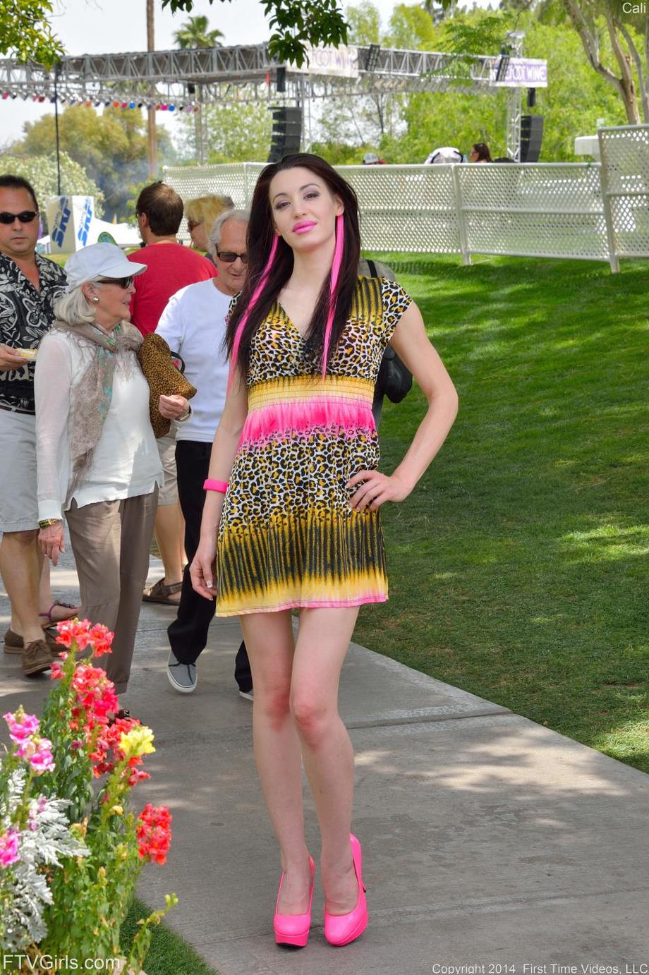 Horny Cali Public Show 01