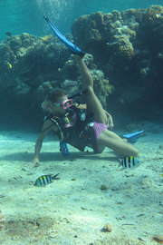 Nikki Thorne Shows Her Pussy Under The Sea-00
