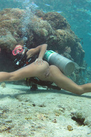 Nikki Thorne Shows Her Pussy Under The Sea-05