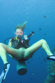 Nikki Thorne Shows Her Pussy Under The Sea-06