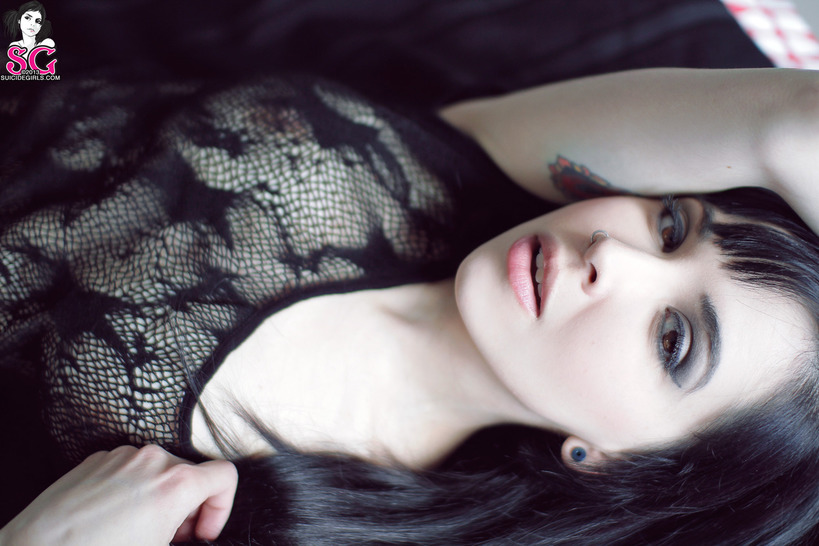 Beauty Tattoed Babe Ilanna Suicide 00