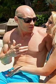 Bikini blonde Vanessa Cage-00